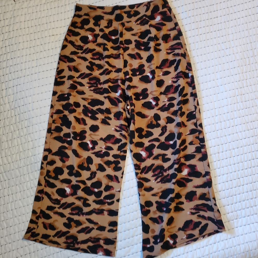 Soho Girls High Rise Leopard crop pants Sz L